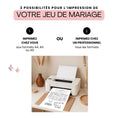 Charger l'image dans la visionneuse de la galerie, Imprimante à domicile en train d’imprimer un jeu de mariage type bingo personnalisé, posée sur un bureau beige décoré, avec texte « 2 possibilités pour l’impression de votre jeu de mariage : imprimez chez vous ou chez un professionnel ».