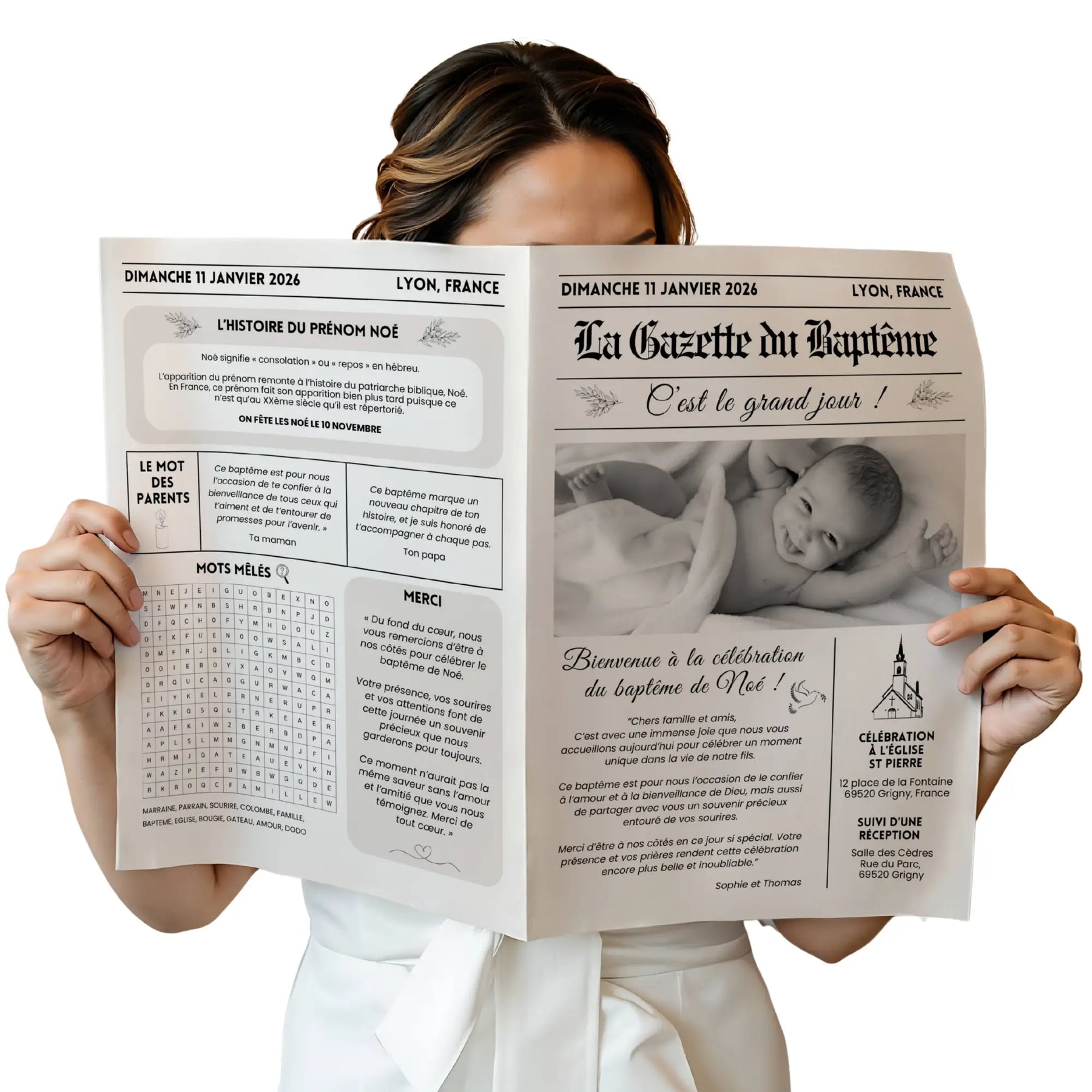 Femme habillée en blanc tenant une gazette de baptême élégante personnalisée avec photo de bébé et jeux imprimés à l’intérieur.