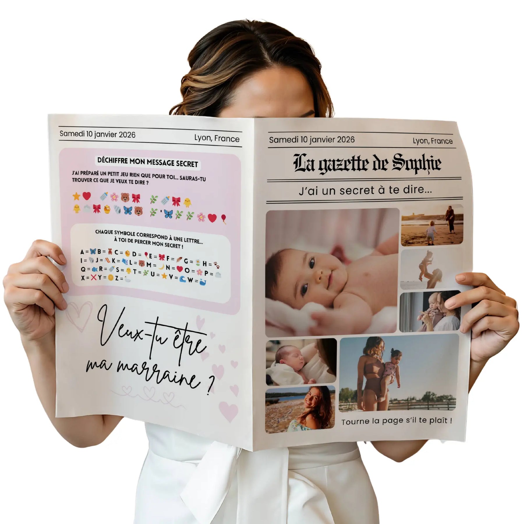 Femme tenant une gazette de baptême marraine personnalisée dévoilant un message surprise “Veux-tu être ma marraine ?”, style journal avec photos de bébé et jeu de décryptage.