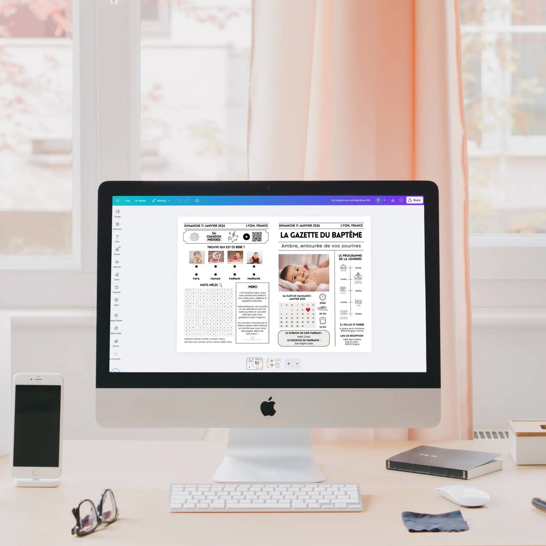 Écran d’iMac posé sur un bureau lumineux affichant dans Canva une gazette de baptême moderne intitulée « La Gazette du Baptême » avec photos et jeux.