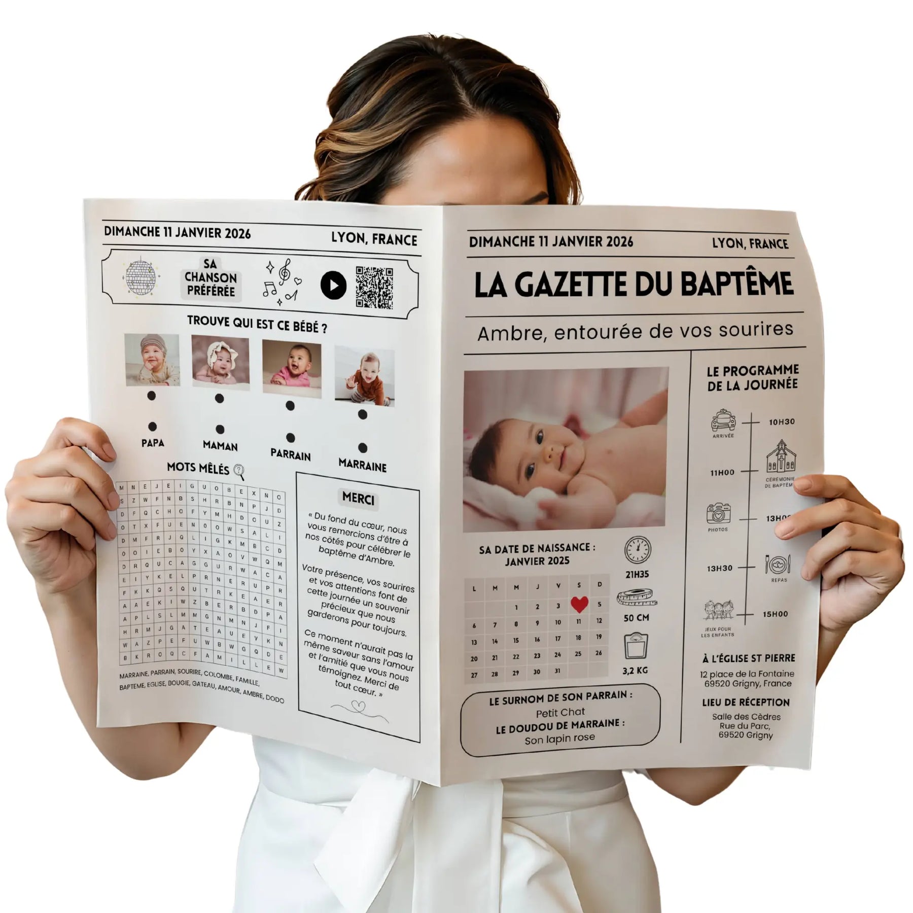 Personne tenant entre ses mains une gazette de baptême moderne personnalisée.