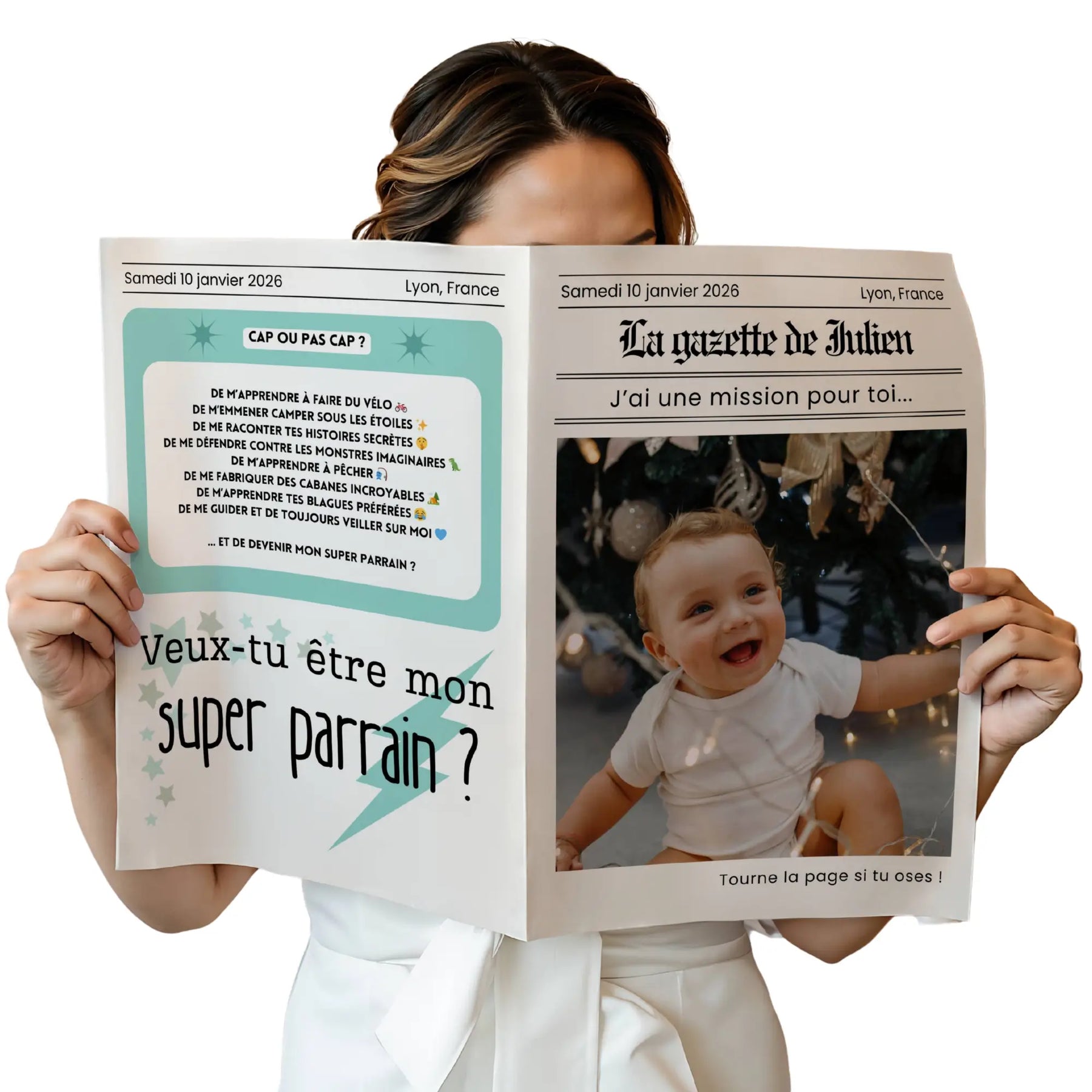 Jeune femme tenant une gazette de baptême parrain personnalisée avec un message « Veux-tu être mon super parrain ? » et la photo d’un bébé souriant, façon journal rétro.