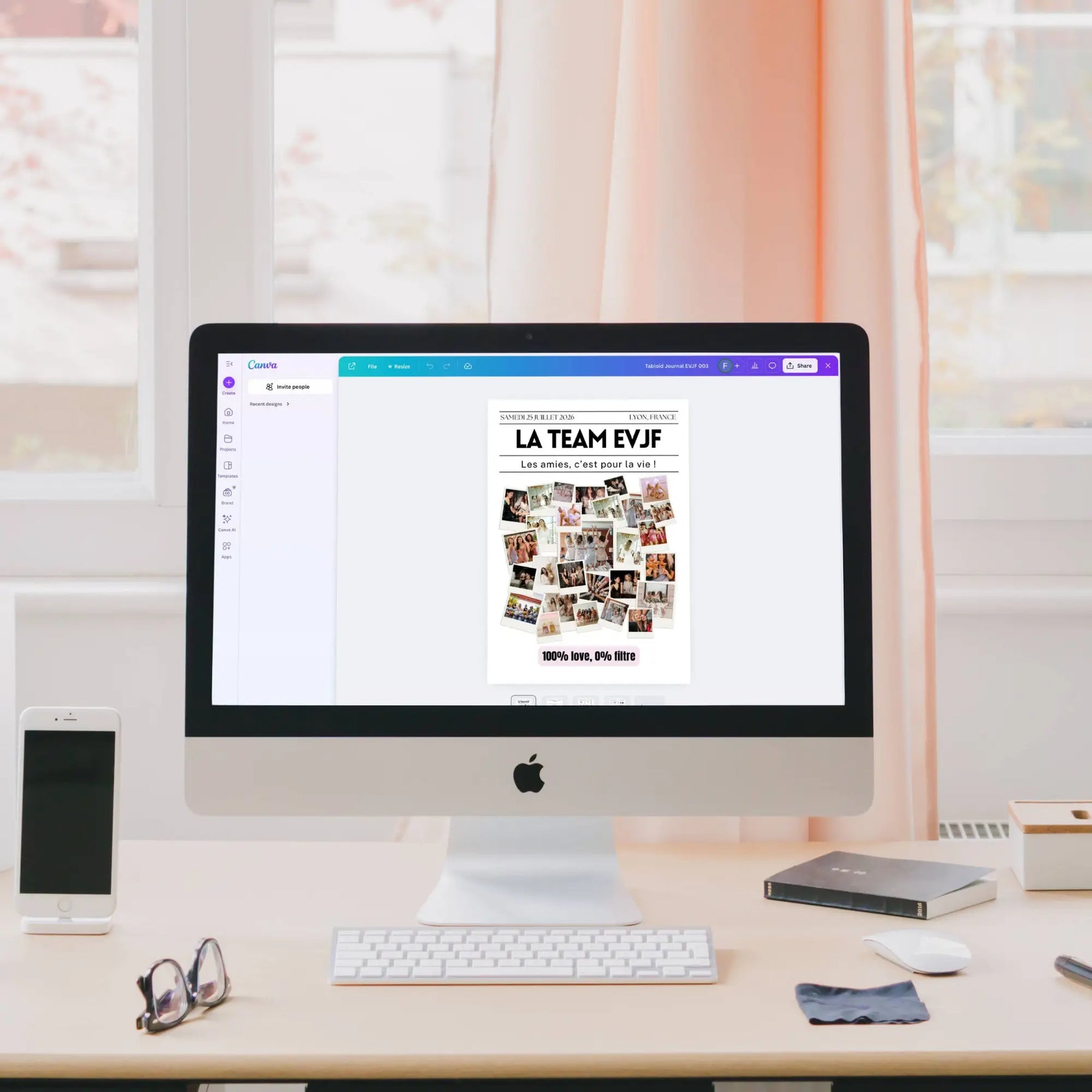 Sur l’écran d’un iMac, la Gazette EVJF fun, prête pour le diy, intitulée 'La Team EVJF – Les amies, c’est pour la vie !' est affichée dans l’éditeur Canva, montrant une couverture ornée d’une mosaïque de photos souvenirs et du slogan '100% love, 0% filtre'.