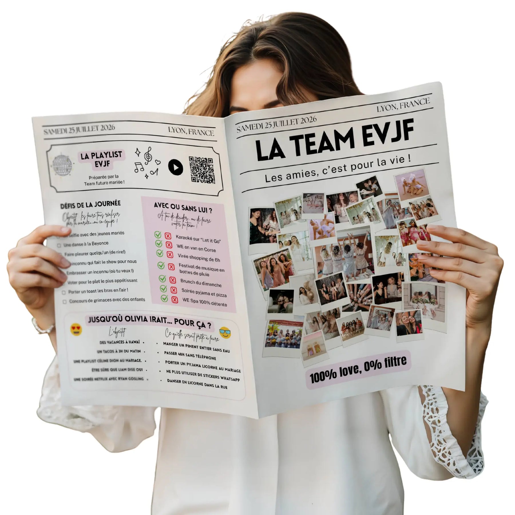 Une femme tient une gazette evjf fun personnalisable montrant des défis, une playlist spéciale, la rubrique 'Avec ou sans lui ?', et une mosaïque de photos souvenirs entre amies, accompagnée du slogan '100% love, 0% filtre'