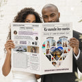 Photo d'une femme tenant dans la main la gazette mariage romantique, un journal personnalisé par le couple qui est un parfait cadeau invité mariage.