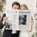 Photo d'une femme tenant dans la main la gazette mariage noir et blanc, un journal personnalisé par le couple pour offrir aux invités du mariage.