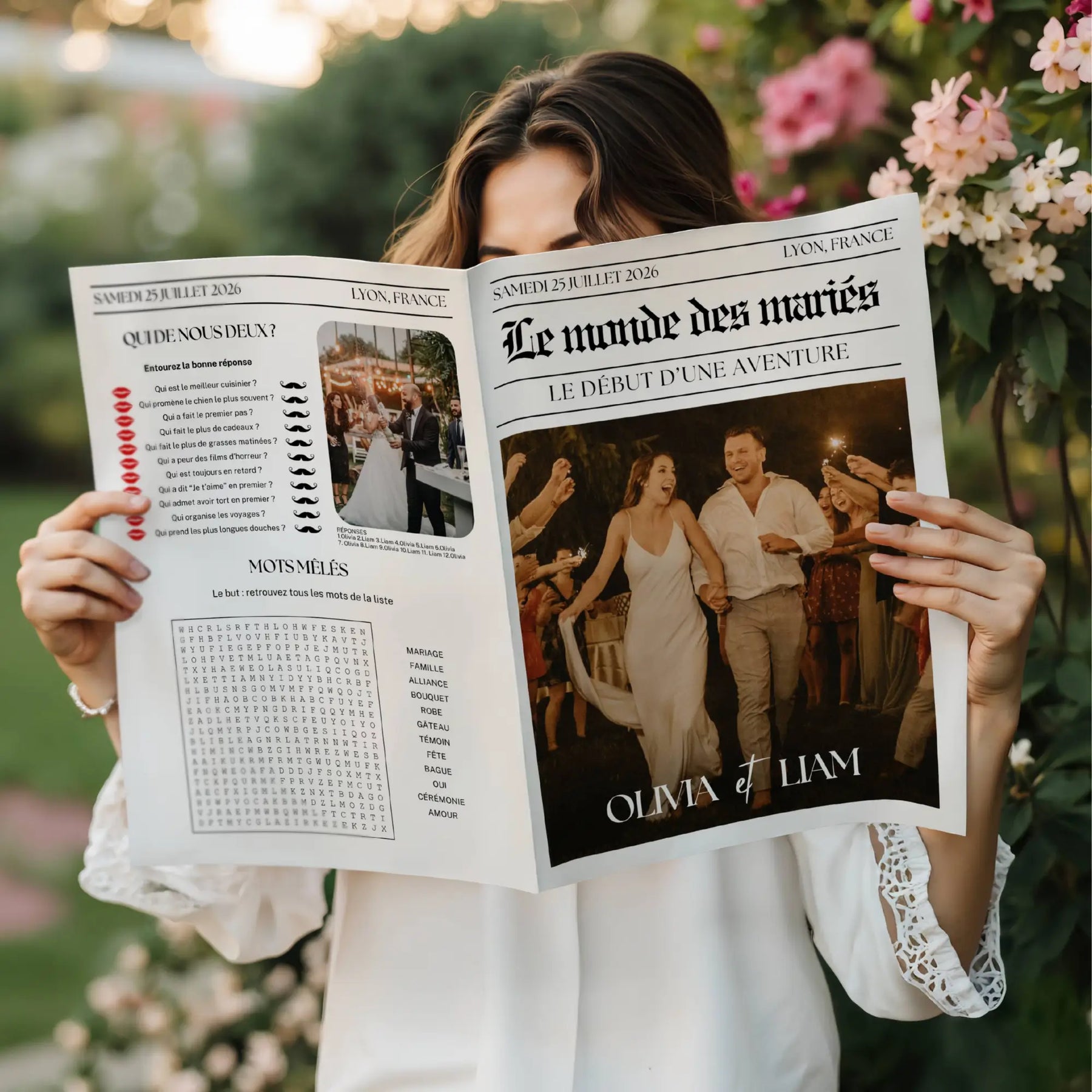 Femme tenant une gazette de mariage au style bohème intitulée Le monde des mariés – Le début d’une aventure, avec une photo des mariés marchant joyeusement sous des lumières festives, et à gauche des jeux imprimés : quiz sur les mariés, photo de mariage et grille de mots mêlés.