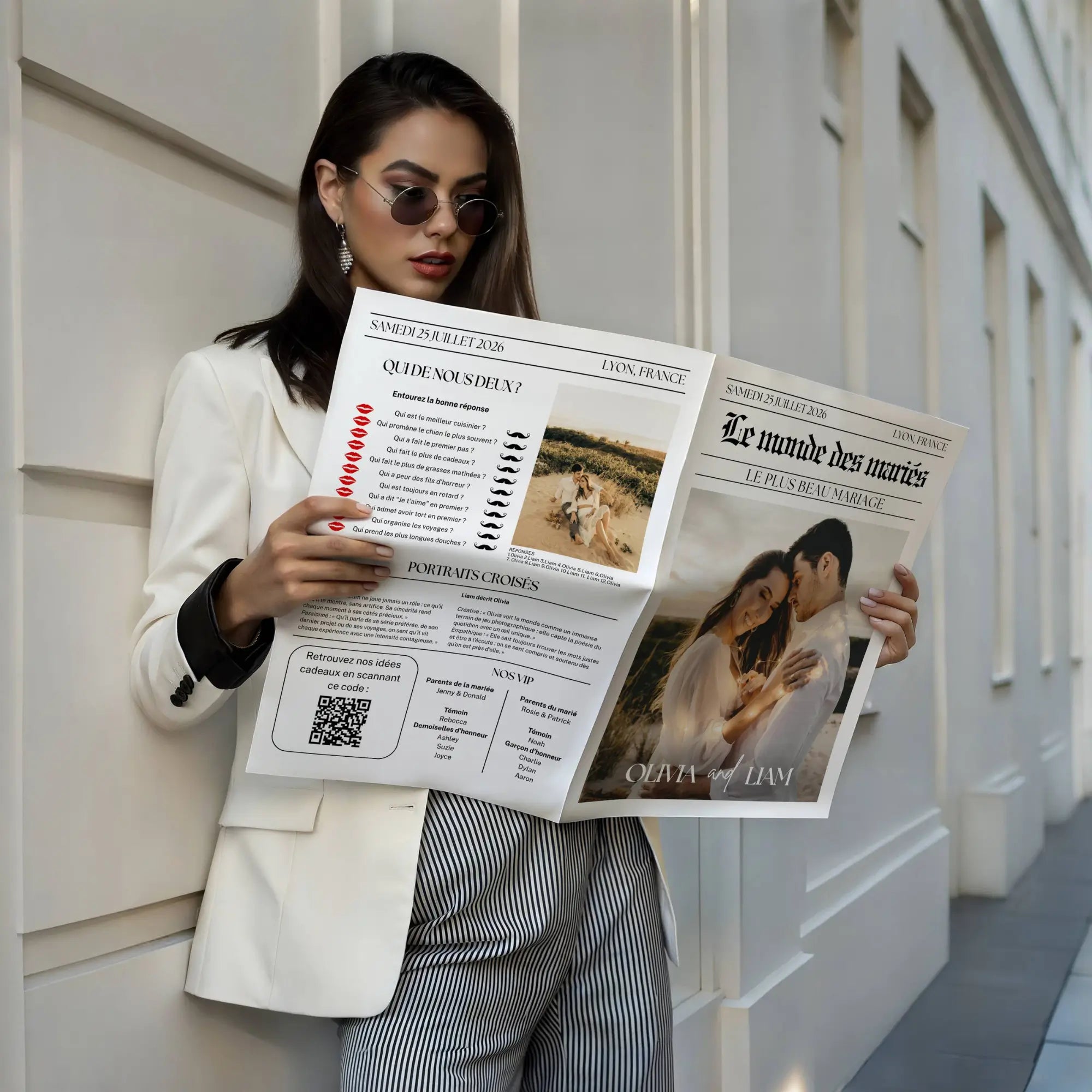Une femme élégante en blazer blanc lit la Gazette des mariés classique. La page gauche propose le quiz 'Qui de nous deux ?', des portraits croisés et un QR code d’idées cadeaux, tandis que la couverture à droite affiche une photo romantique des mariés.
