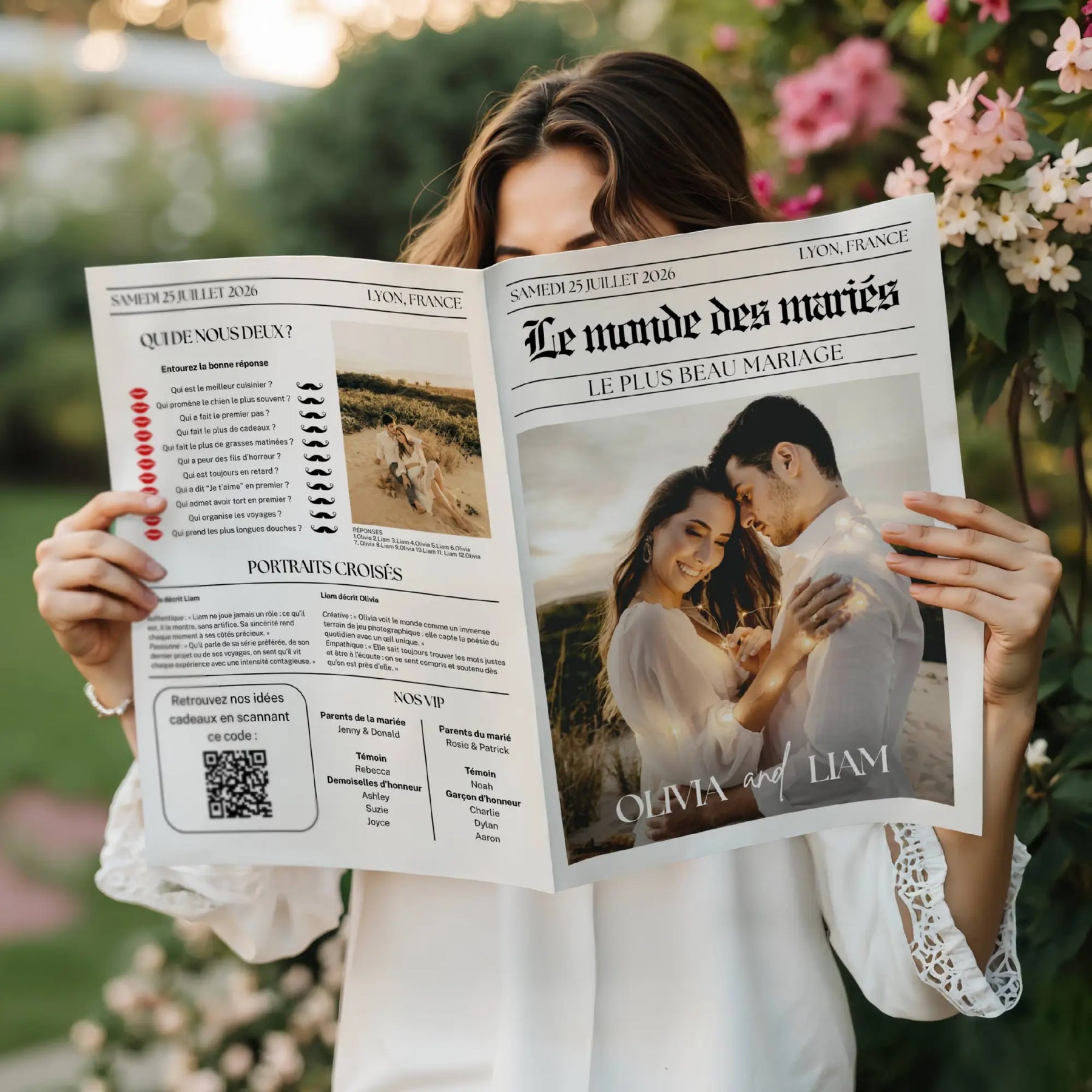 Une femme tient la Gazette des mariés classique. La page gauche propose un quiz 'Qui de nous deux ?', des portraits croisés des mariés et un QR code d’idées cadeaux, tandis que la couverture à droite montre une photo romantique d’un couple s’enlaçant sur la plage.