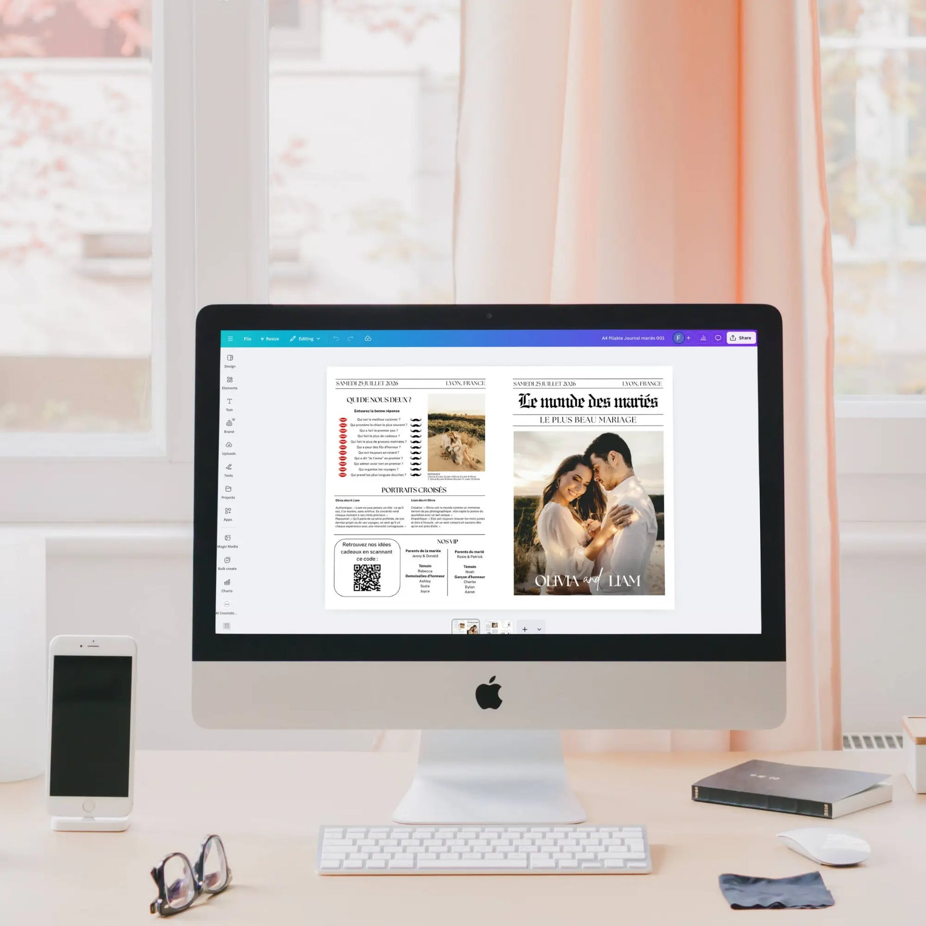 Sur l’écran d’un iMac, la Gazette mariés classique est affichée dans l’éditeur Canva, montrant la couverture avec une photo romantique des mariés , et une page intérieure contenant un quiz, des photos et la rubrique 'Partenaires chéris'.