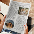 Charger l'image dans la visionneuse de la galerie, Gros plan sur une gazette des mariés classique personnalisée racontant l’histoire des mariés, avec leurs photos, le récit de leur rencontre et de la demande en mariage, tenue entre les mains d’une personne assise.