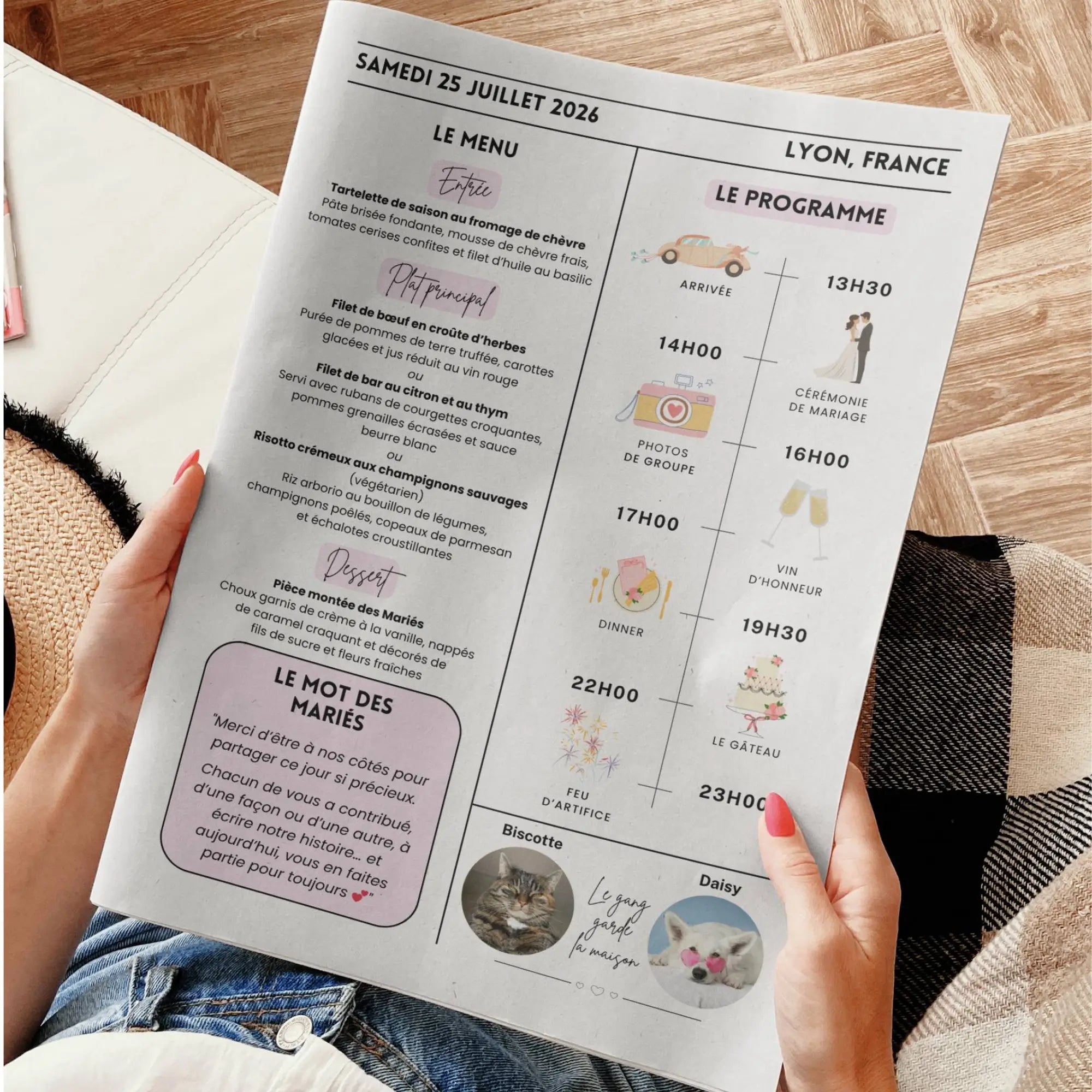 Page intérieure gauche d’une gazette des maries love présentant le menu, tenue dans les mains d’une personne assise sur une couverture à carreaux