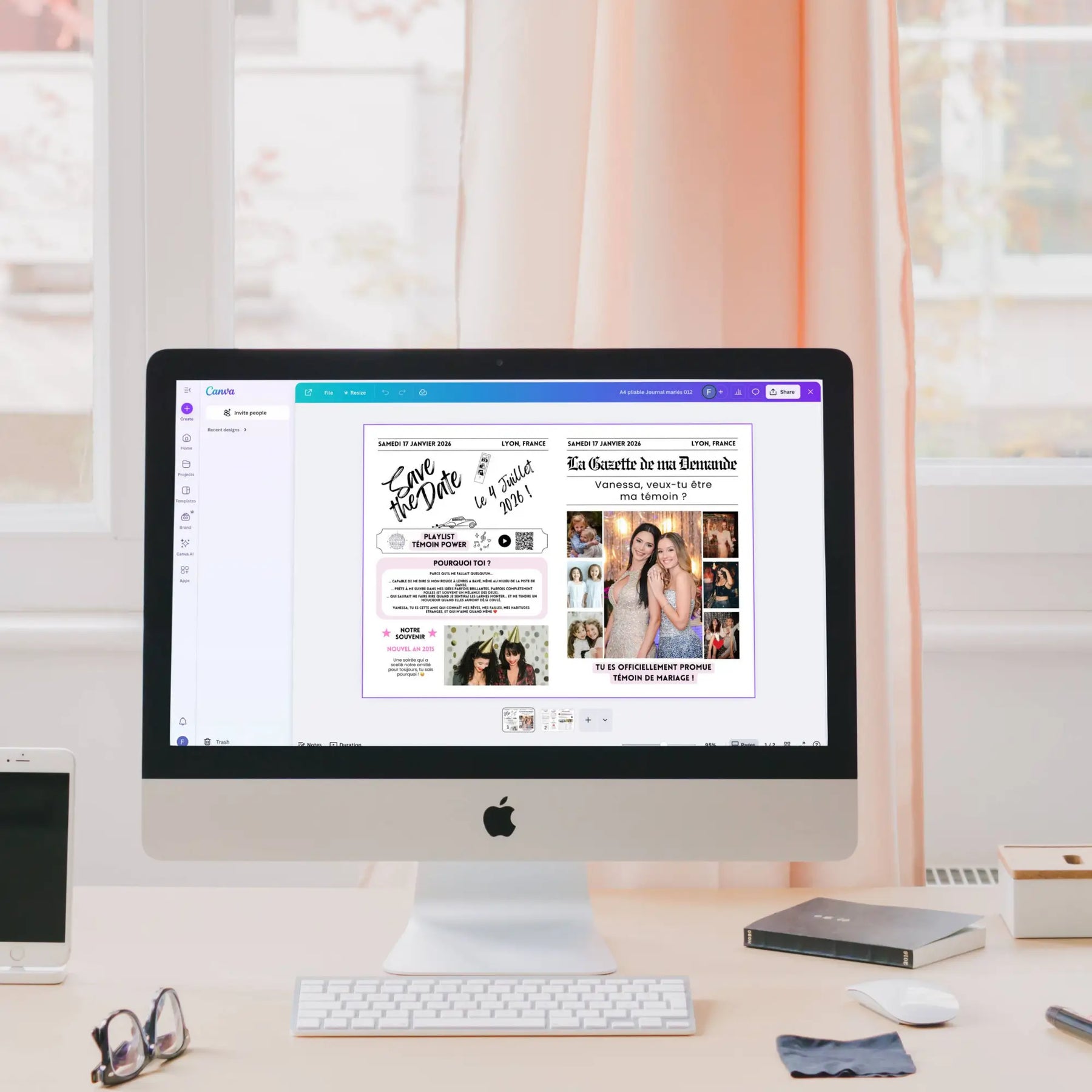 Écran d’iMac affichant dans Canva une gazette de mariage personnalisée servant de demande de témoin.
