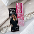 Photo d'un marque-page montrant la photo d'une jeune femme de 30 ans qui annonce son anniversaire.