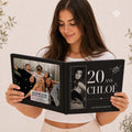 Femme tenant le livre d'or personnalisable anniversaire 20 ans ouvert, couverture au prénom Chloé