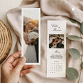 Marque-page mariage cadeau invité personnalisé tenu dans la main sur un beau fond chic et moderne.