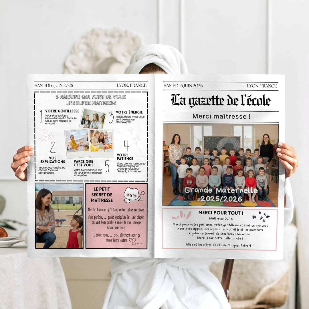 journal maitresse personnalisé tenu dans les mains avec photos classe souvenirs message enfant modèle gazette atsem professeur