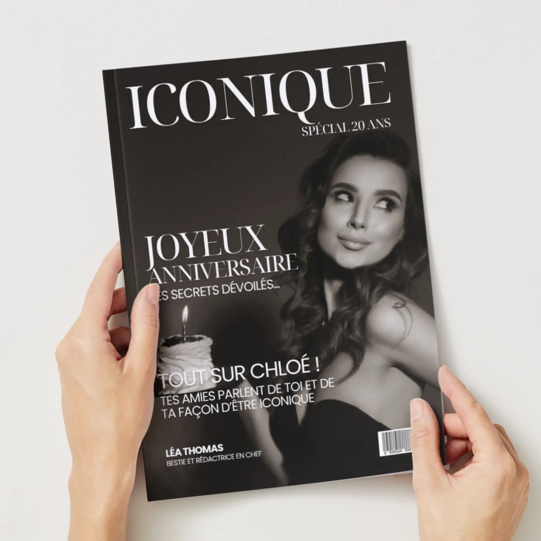 Magazine personnalisé anniversaire femme 20 ans tenu dans les mains.