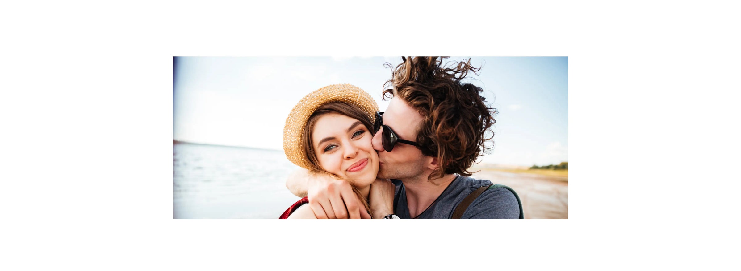 Photo d'un couple qui s'embrasse