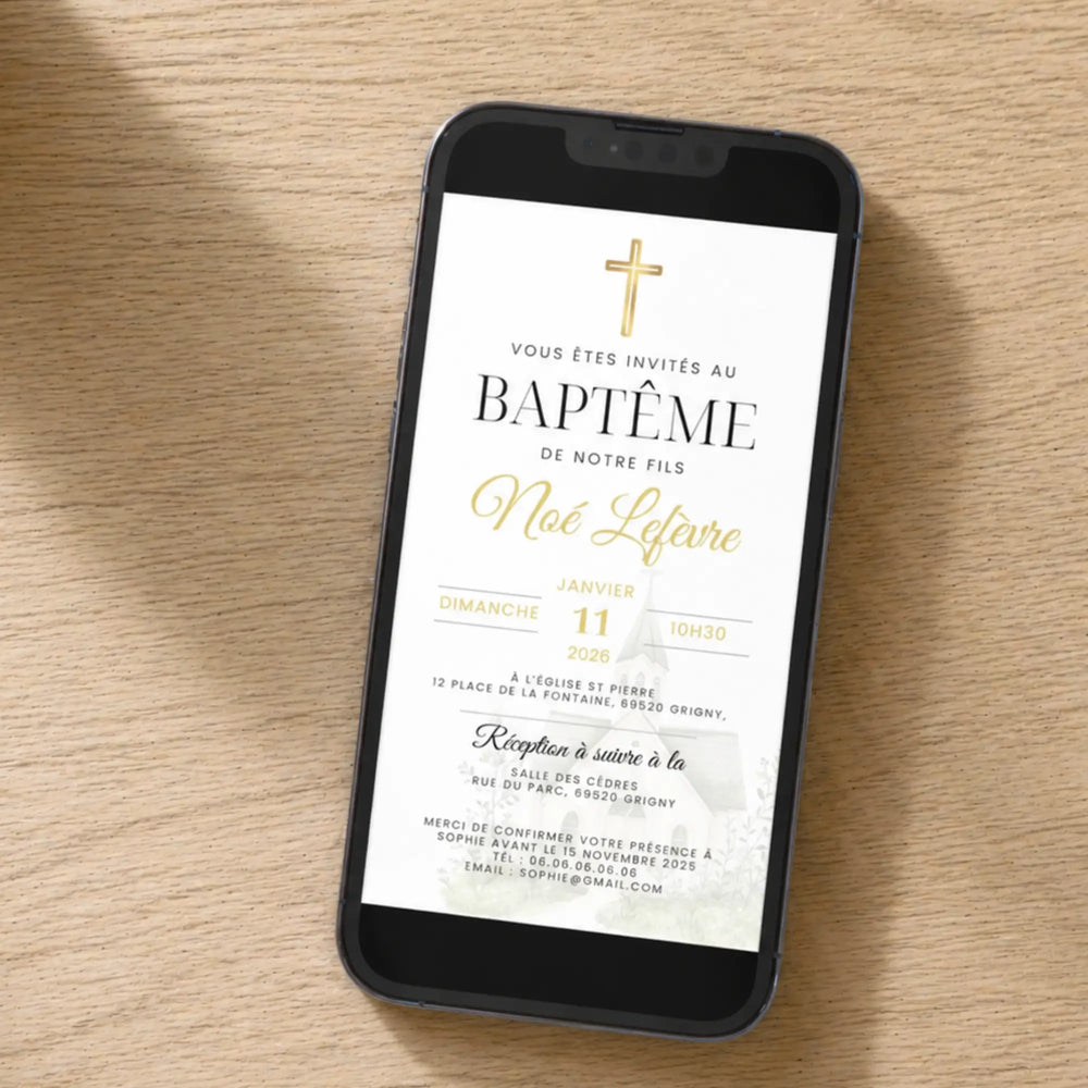 Faire-part digital de baptême affiché sur smartphone, posé sur un plaid beige dans une ambiance cocooning.