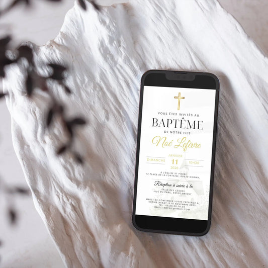 Faire-part de baptême numérique affiché sur smartphone, modèle élégant avec croix dorée et typographie moderne.