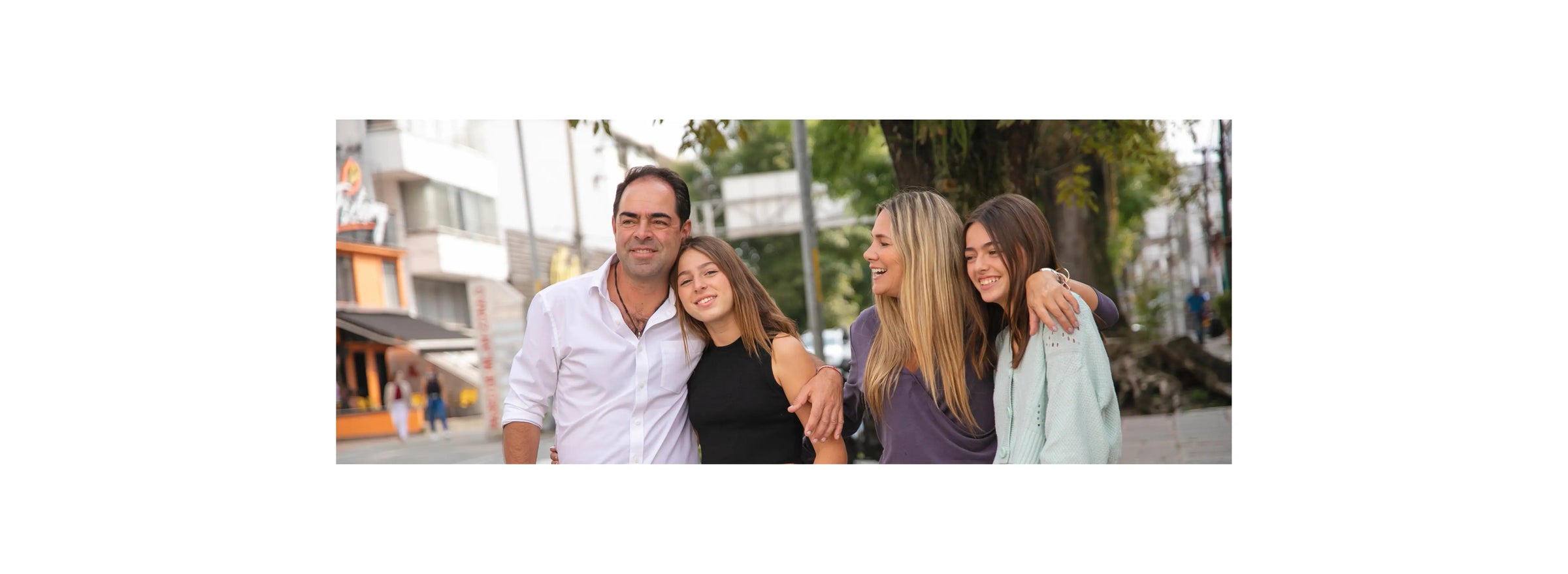 Photo d'une famille heureuse.