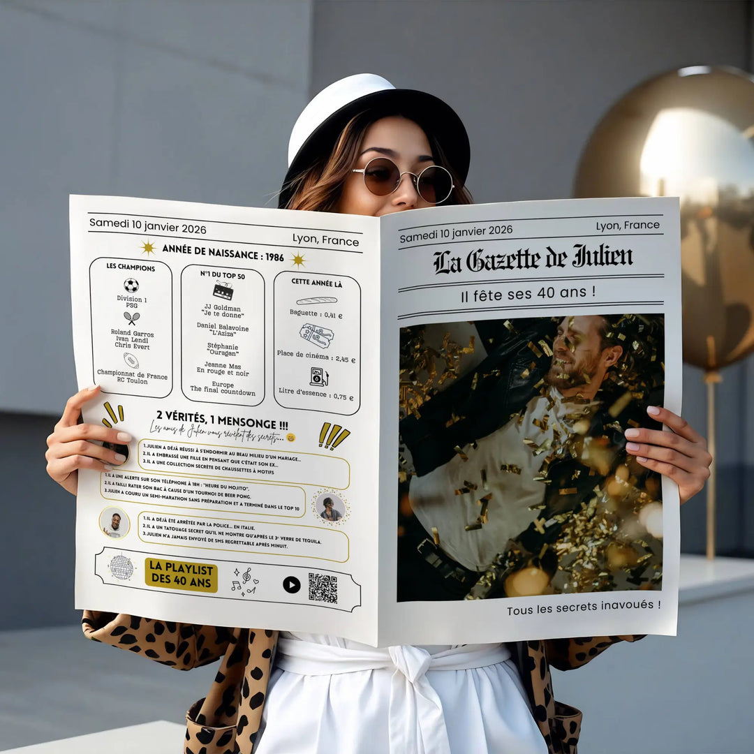 Femme avec un chapeau tenant une gazette diy anniversaire homme, une invitation originale avec playlist qr code, jeux personnalisés et cocktails.