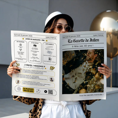 Femme avec un chapeau tenant une gazette diy anniversaire homme, une invitation originale avec playlist qr code, jeux personnalisés et cocktails.