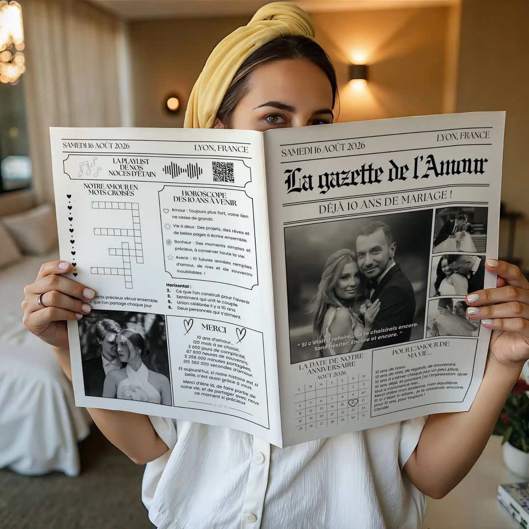 Femme tenant le journal anniversair de mariage élégant à personnaliser dans Canva.