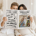 Couple tenant une gazette de révélation de grossesse, moyen moderne et original pour les réseaux sociaux, Instagram, Tik Tok.