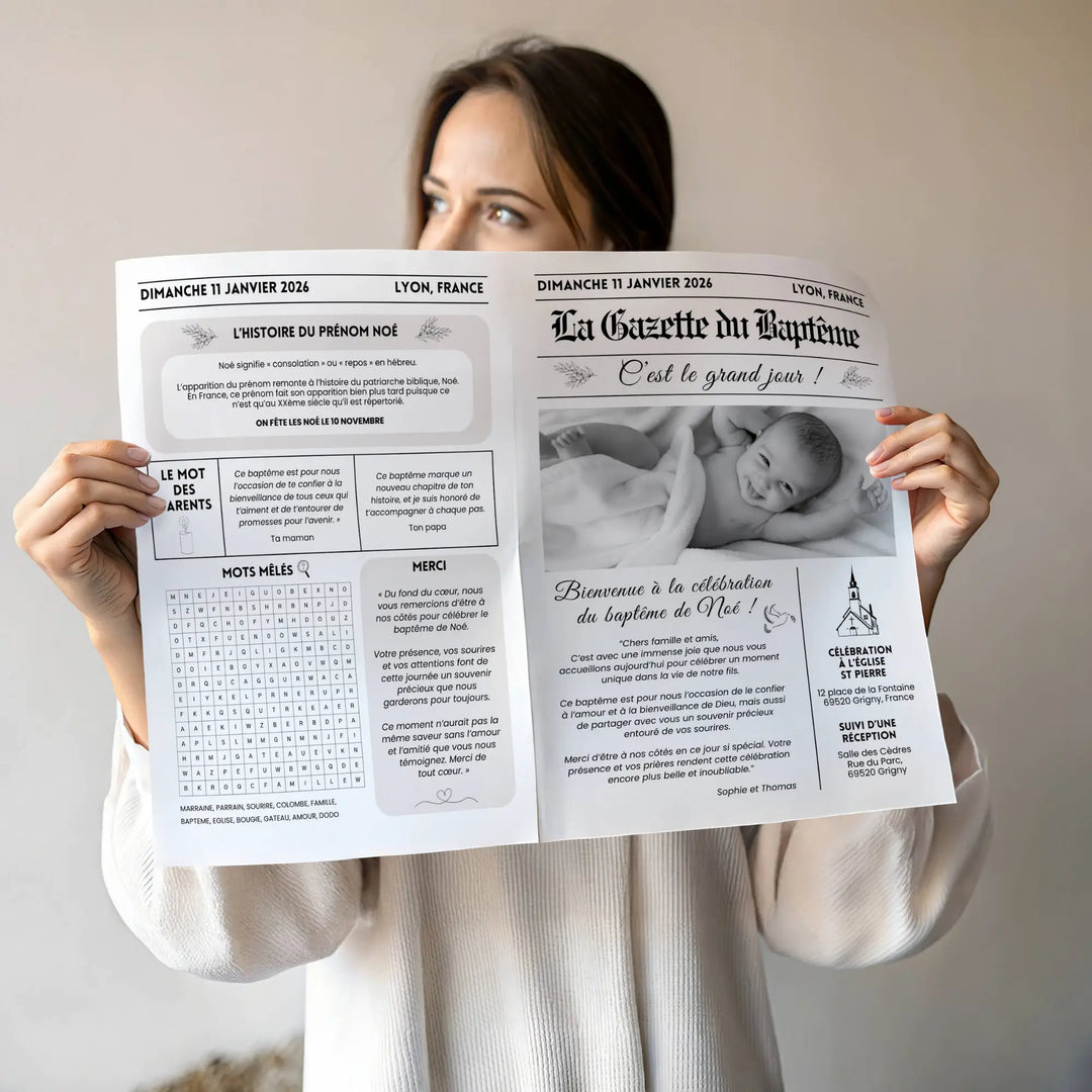 Femme tenant la gazette baptême en voir et blanc dans les mains avec programme, calendrier, jeux et remerciement.