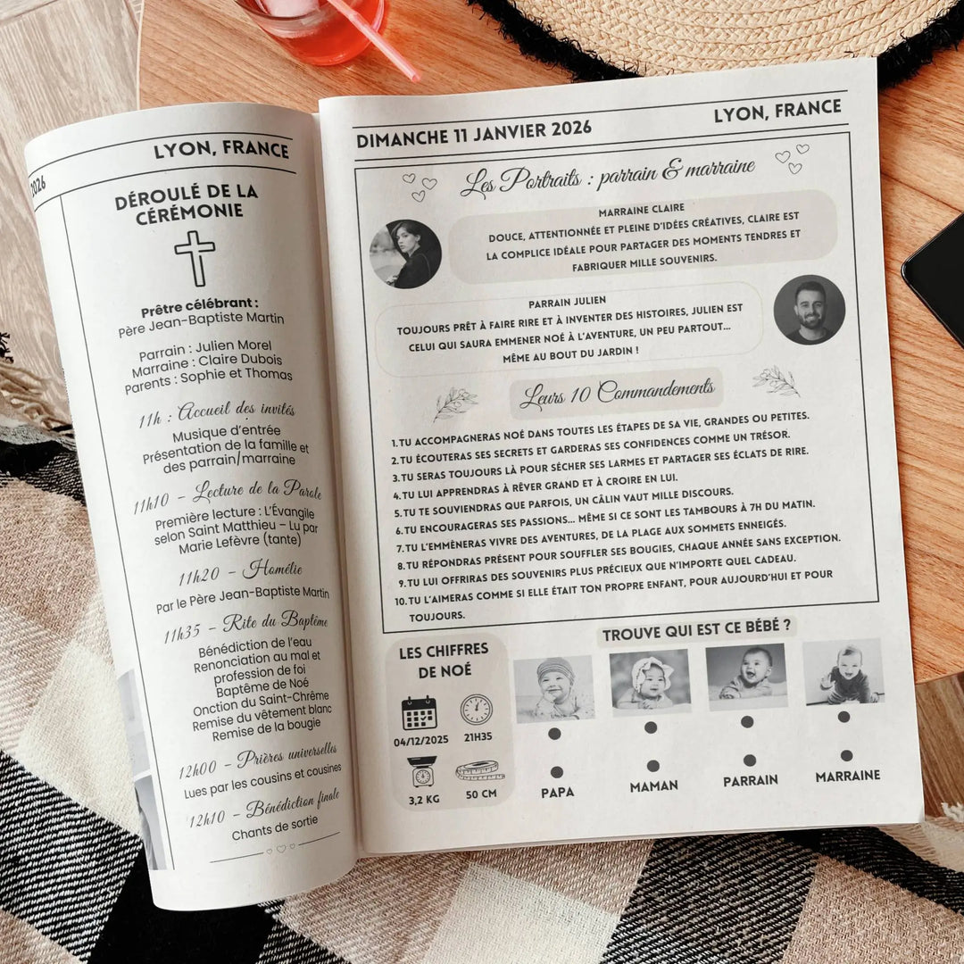 Gazette de baptême élégante à personnaliser ouverte sur une double page avec déroulé de cérémonie, portraits du parrain et de la marraine, jeux et informations bébé, posée sur les genoux d’une femme – style journal vintage imprimé pour baptême.