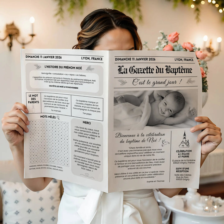 Femme tenant une gazette de baptême élégante personnalisée en noir et blanc avec photo de bébé et jeux à l’intérieur.