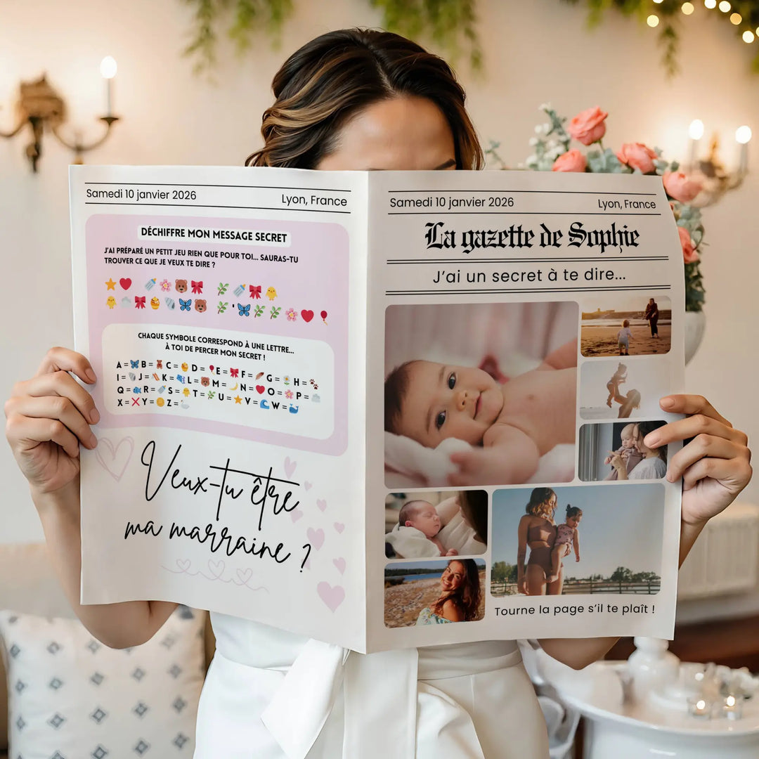 Femme tenant une gazette de baptême marraine personnalisée qui dévoile un message secret “Veux-tu être ma marraine ?”, style journal avec photos de bébé et illustration à décrypter.