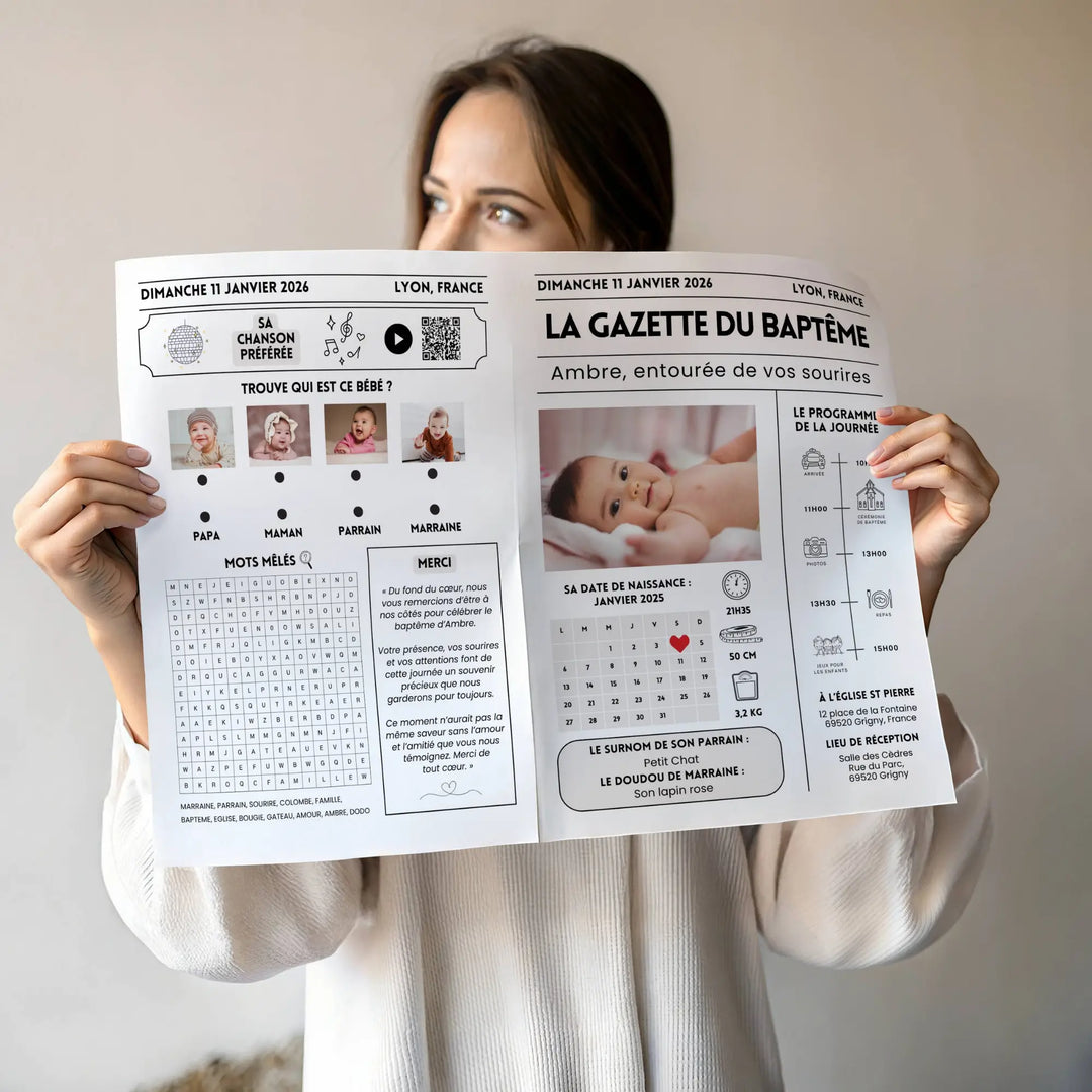 Femme tenant la gazette baptême moderne dans les mains avec programme, calendrier, qr code, jeux et remerciement.