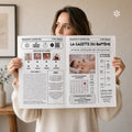 Femme tenant la gazette baptême moderne dans les mains avec programme, calendrier, qr code, jeux et remerciement.