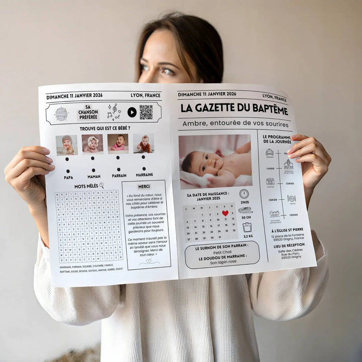 Femme tenant la gazette baptême moderne dans les mains avec programme, calendrier, qr code, jeux et remerciement.