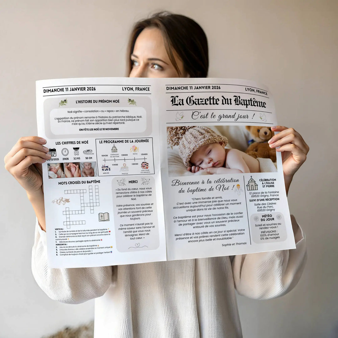 Femme tenant la gazette baptême originale dans les mains avec programme, calendrier, qr code, mots croisés et remerciement.