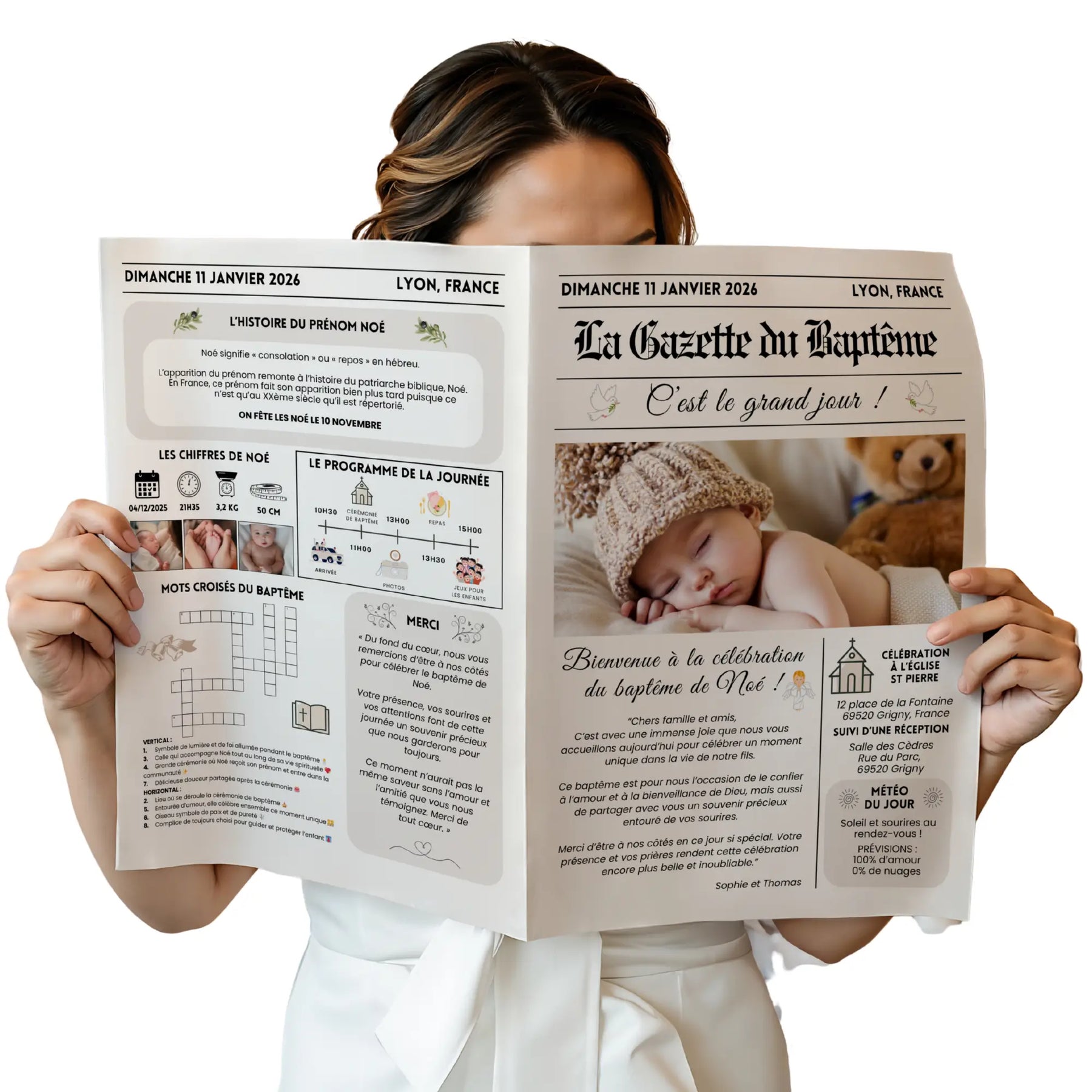 Gazette de baptême personnalisable sur Canva, tenue entre les mains, avec photo du bébé, jeux et programme de cérémonie, idéale comme journal imprimé pour le jour du baptême.