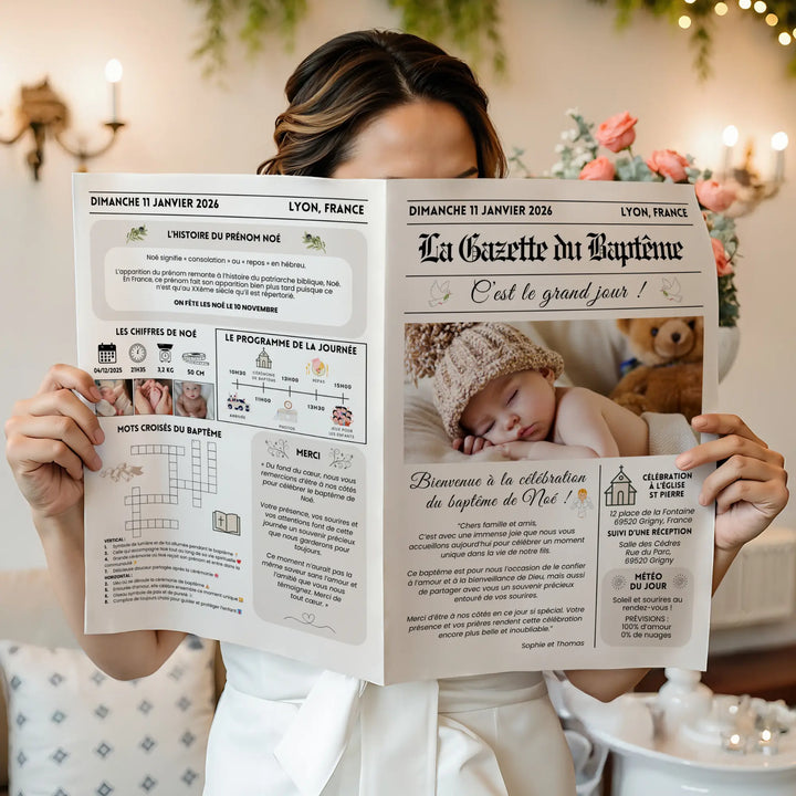 Gazette de baptême personnalisable sur Canva, tenue entre les mains, avec photos, jeux et programme de cérémonie, idéale comme souvenir baptême.