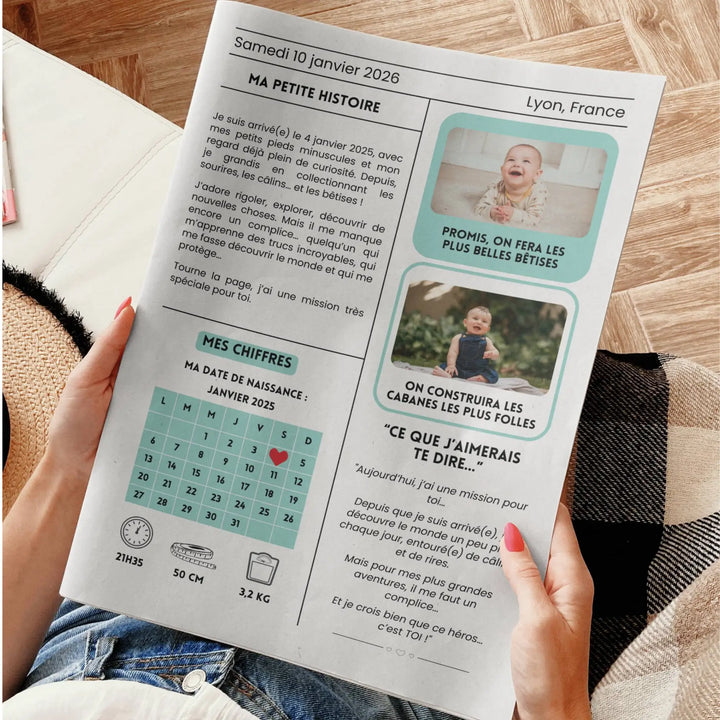 Gazette baptême parrain tenue dans les mains, présentant une page avec l’histoire du bébé, date de naissance, chiffres, photos et petit texte touchant demandant au parrain de rejoindre l’aventure.