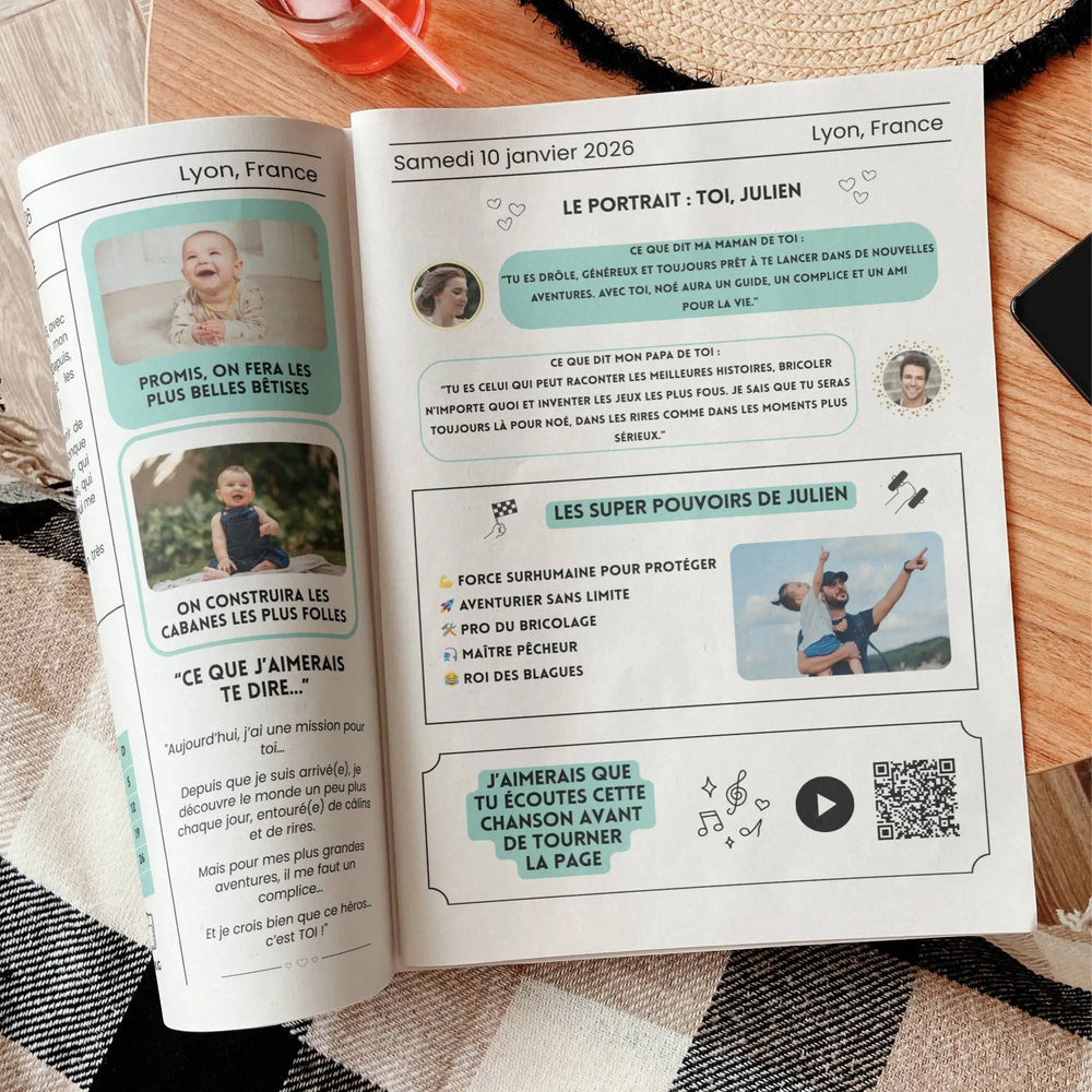 Intérieur d’une gazette de baptême parrain personnalisée présentant un portrait émouvant du parrain avec des textes affectueux, une liste de « super pouvoirs » amusants, des photos du bébé et un QR code musical.