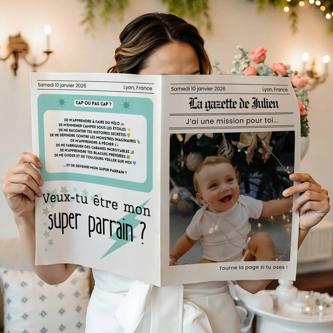 Femme tenant une gazette de baptême personnalisée parrain demandant « Veux-tu être mon super parrain ?