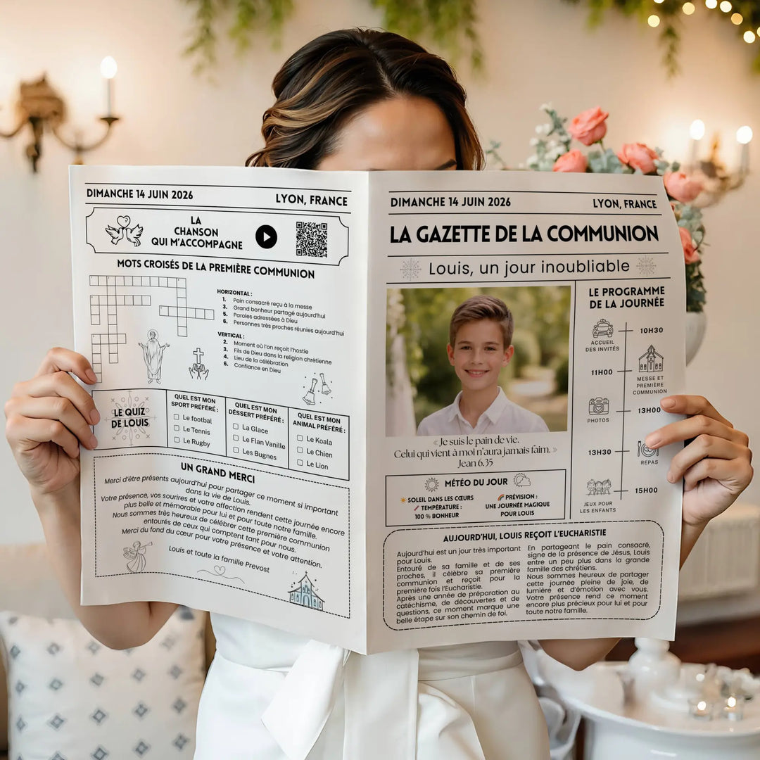 Photo d'une gazette de première communion dans les mains avec mots croisés, photos, programme, quiz personnalisés.