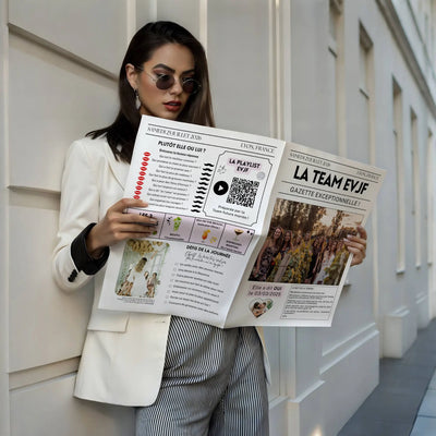 Une femme élégante en blazer blanc lit la Gazette EVJF originale.