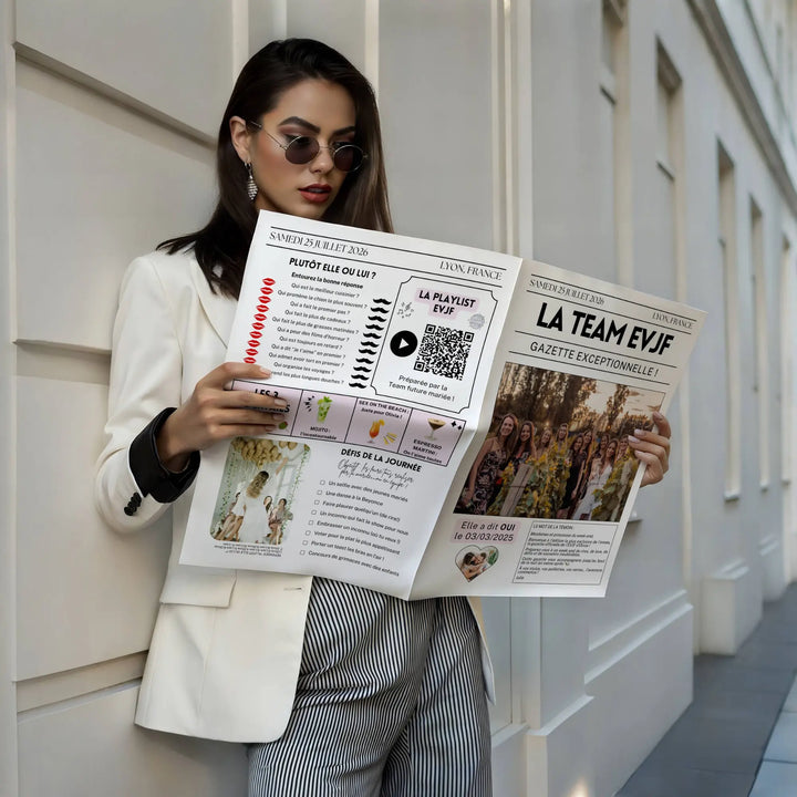 Une femme élégante en blazer blanc lit la Gazette EVJF originale.