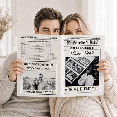 Couple tenant devant eux leur gazette annonce grossesse personnalisée sur Canva avec un modèle Template Boutique Cie avec l'échographie du bébé.