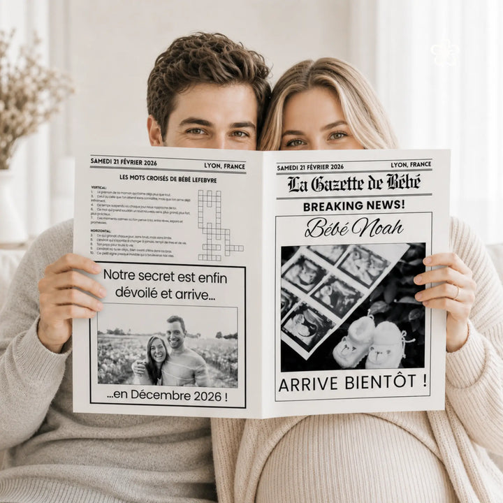 Couple tenant devant eux leur gazette annonce grossesse personnalisée sur Canva avec un modèle Template Boutique Cie avec l&