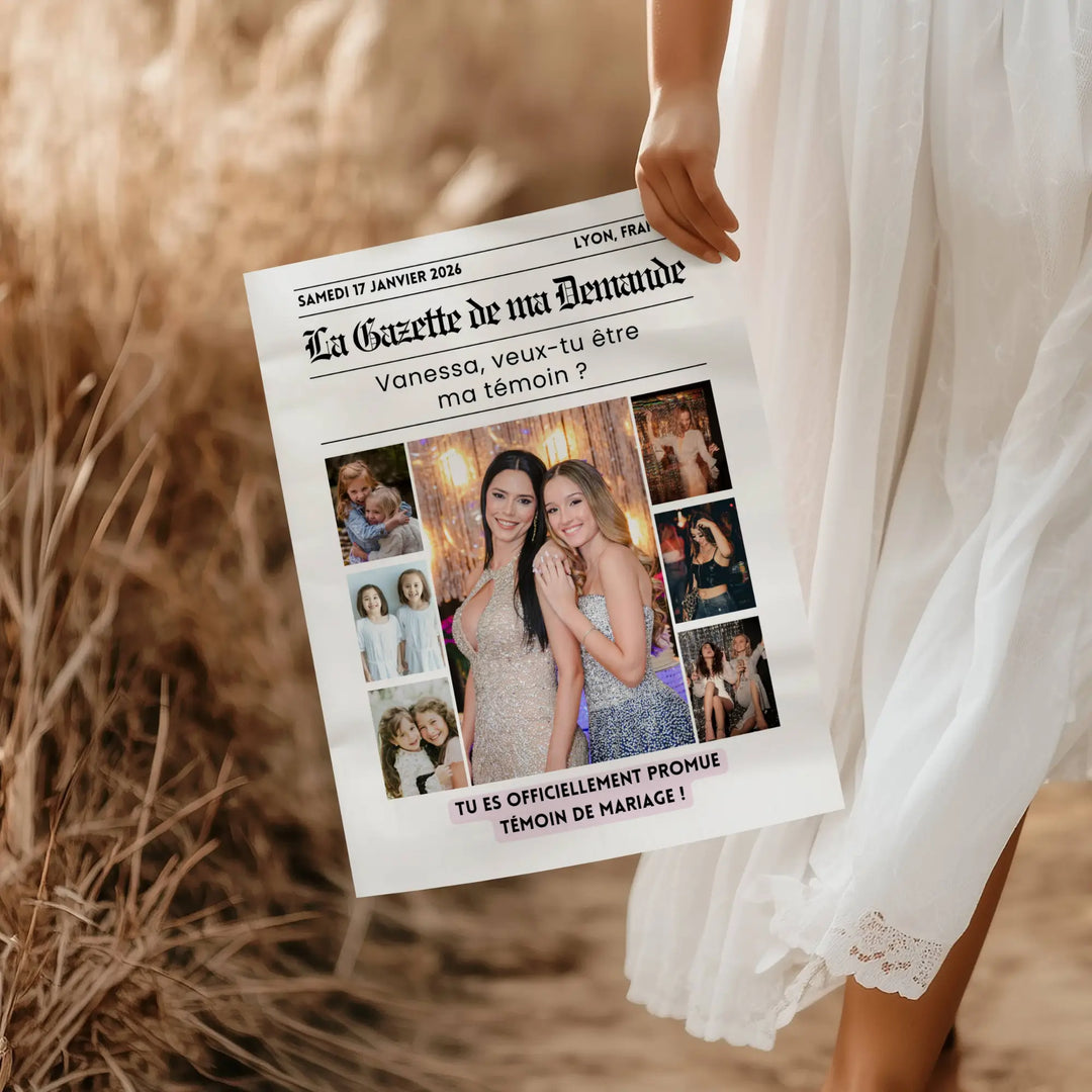 Photo d'une femme tenant dans la main la gazette demande témoin mariage, un journal personnalisé par le couple qui est un parfait cadeau pour l'annonce au témoin.