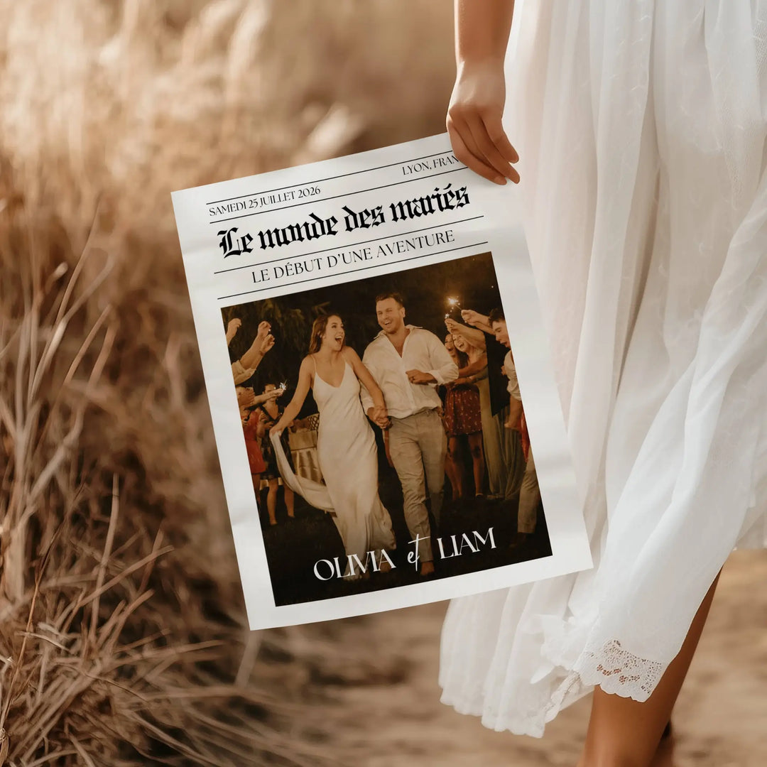 Photo d'une femme tenant dans la main la gazette mariage boheme, un journal personnalisé par le couple qui est un parfait cadeau invité mariage.